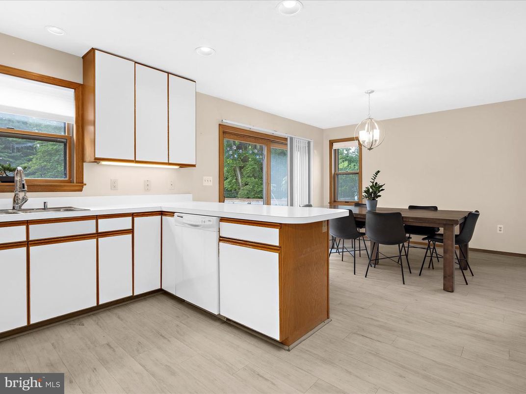 Dining room, Interior, Kitchen, Pendant Lights, Recessed Lighting, Wood Texture Flooring