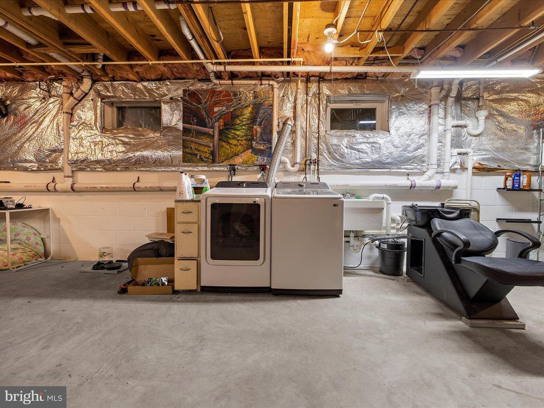 Interior, Washer, Wooden Beams