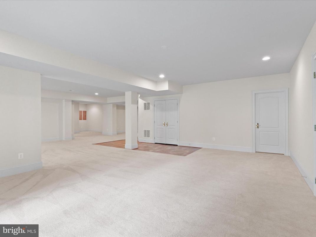 Empty room, Interior, Recessed Lighting