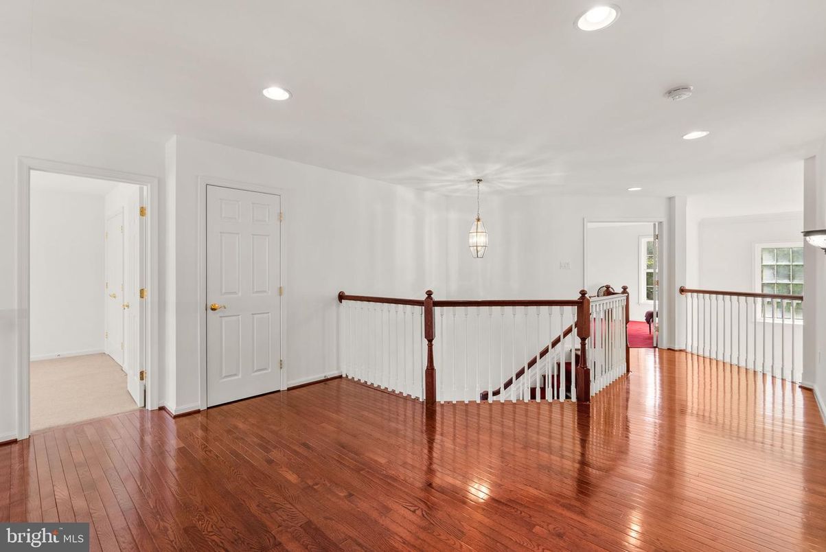 Interior, Pendant Lights, Recessed Lighting, Wood Texture Flooring