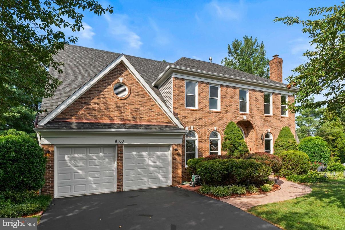 Attached, Exterior, Facade, Brick Facade, Georgian