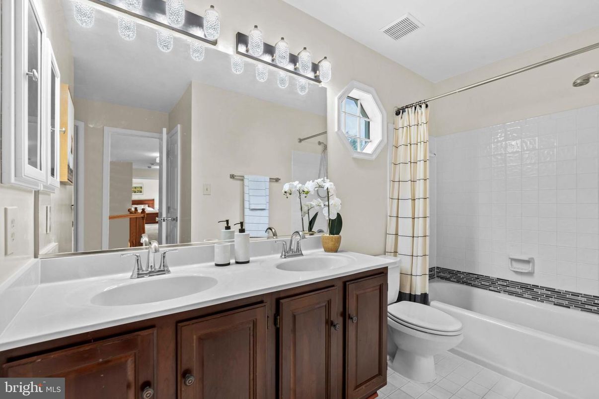 Bathroom, Dual Sink Vanities, Interior