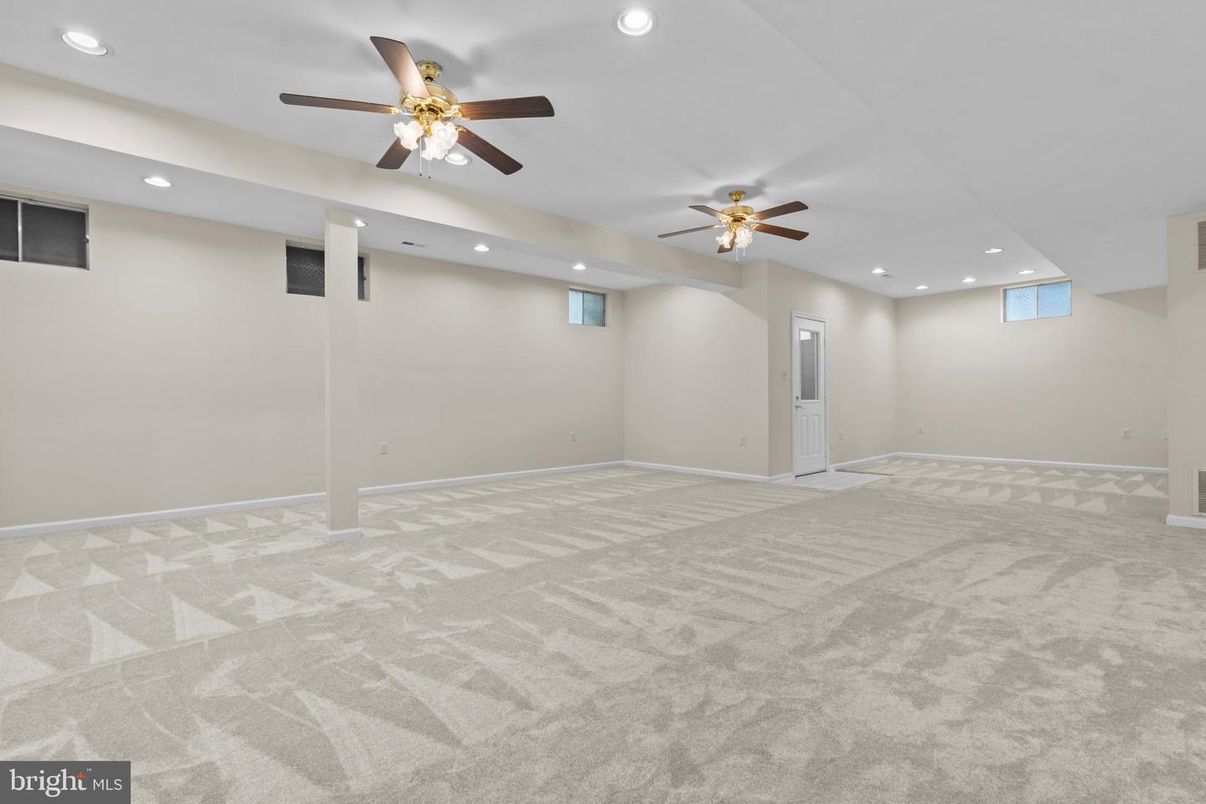 Empty room, Interior, Recessed Lighting