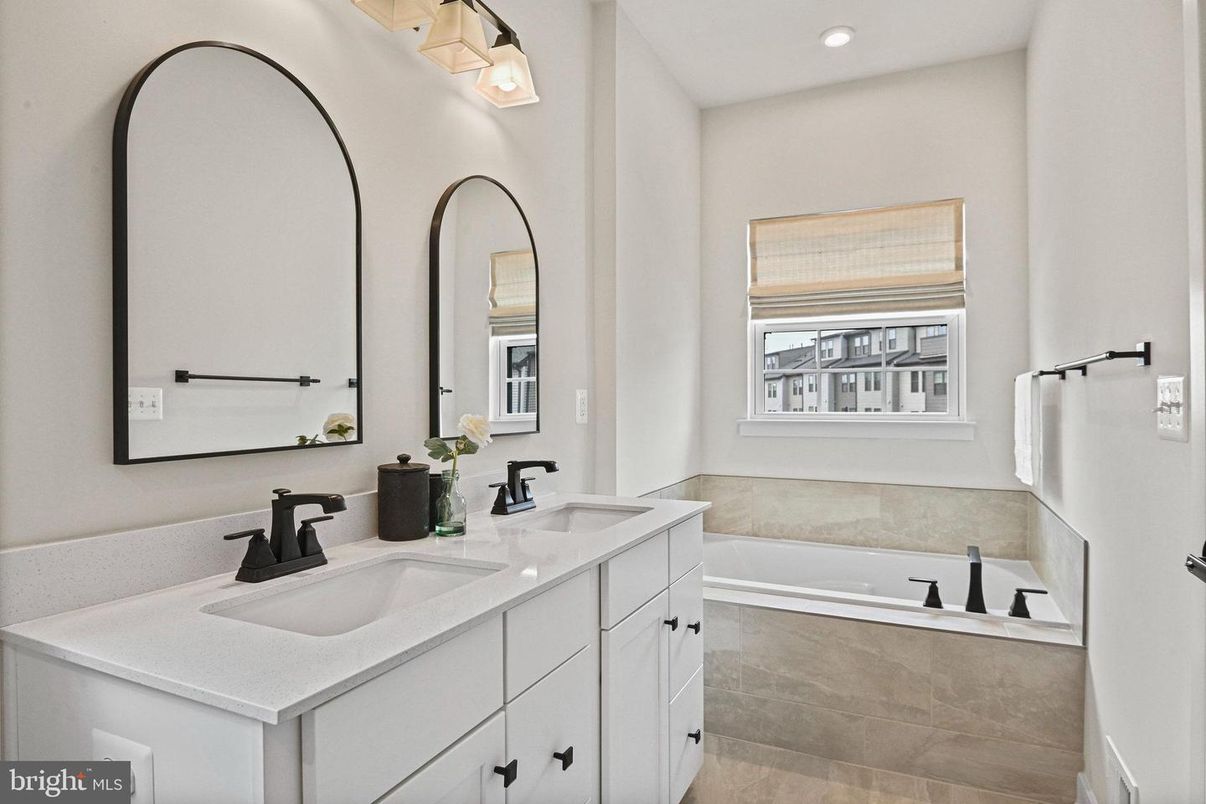 Bathroom, Dual Sink Vanities, Interior, Recessed Lighting