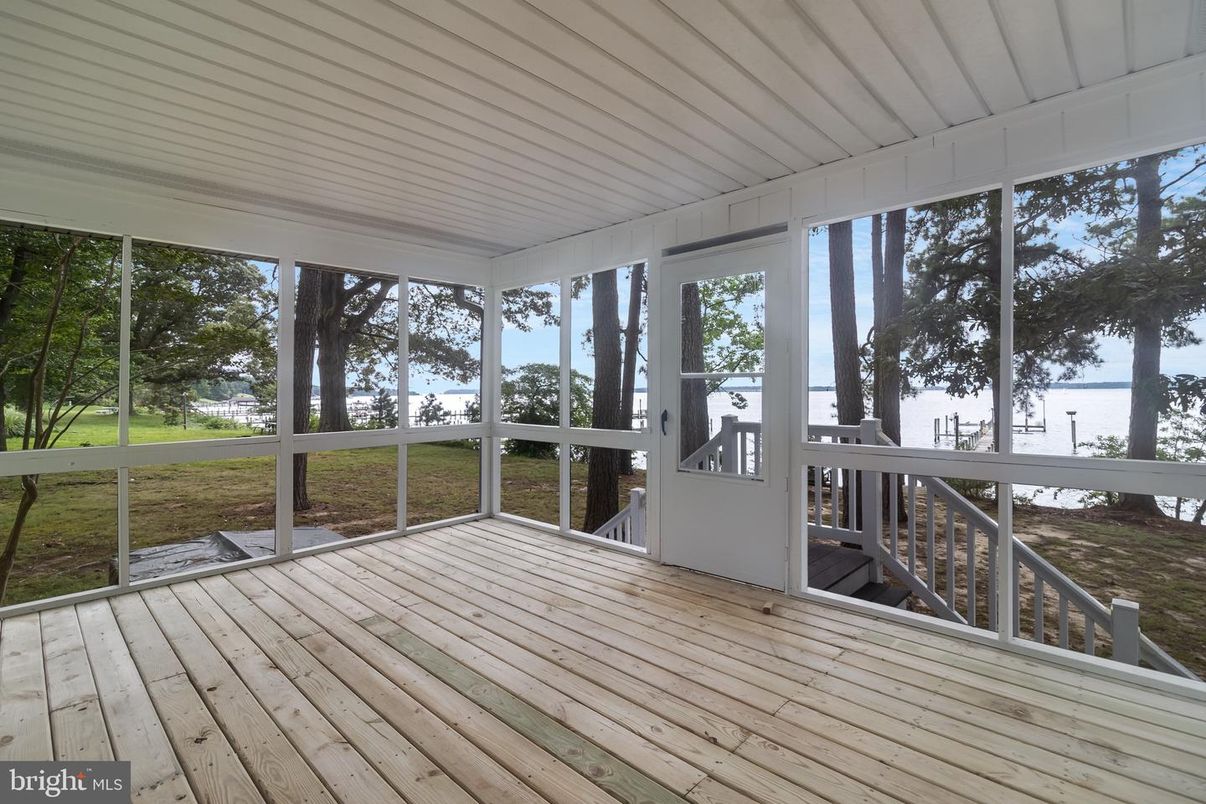 Interior, Sun Room, Water, Wood Texture Flooring