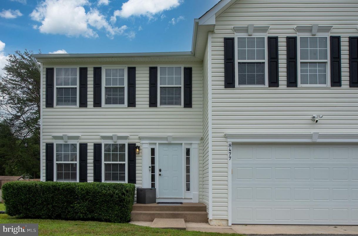 Attached, Exterior, Facade, Rowhouse
