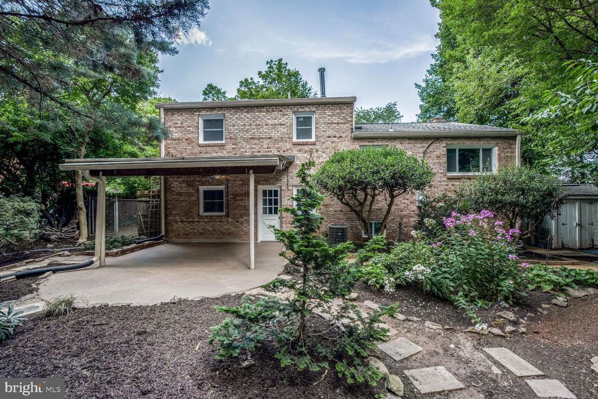 Exterior, Facade, Brick Facade, Split Level