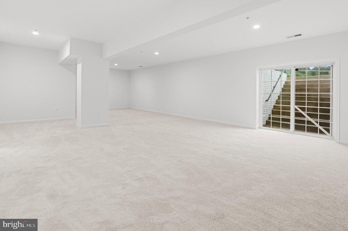 Empty room, Interior, Recessed Lighting