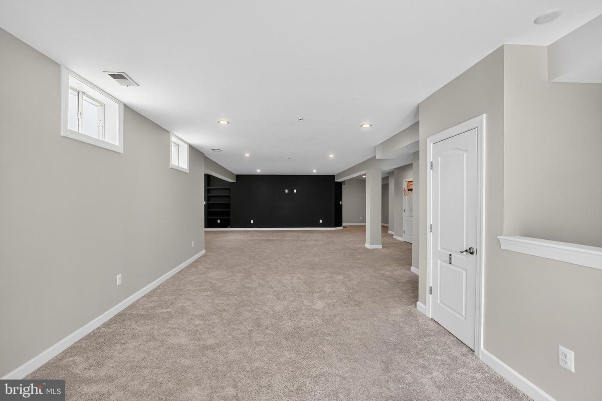 Empty room, Interior, Recessed Lighting
