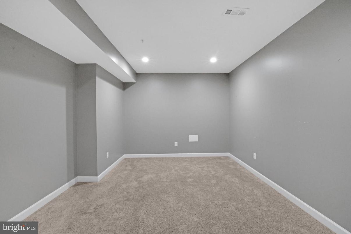Empty room, Interior, Recessed Lighting
