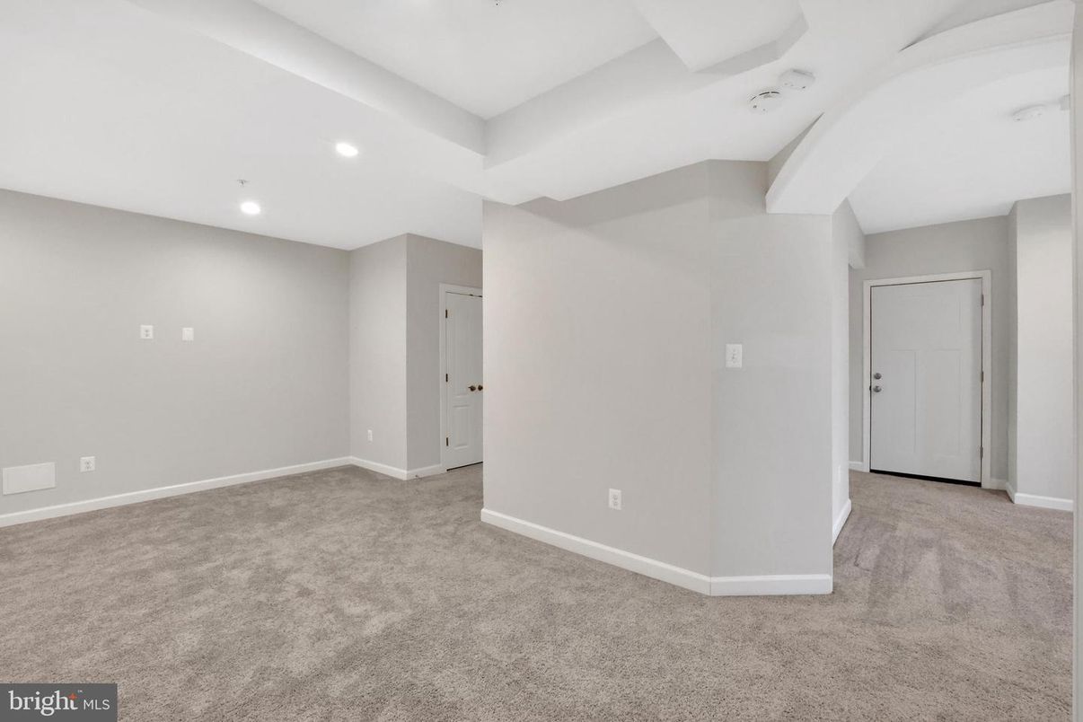 Empty room, Interior, Recessed Lighting