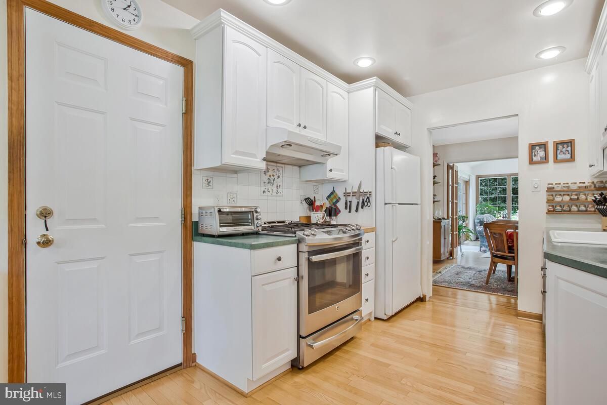 Dining room, Interior, Kitchen, Recessed Lighting, Wood Texture Flooring