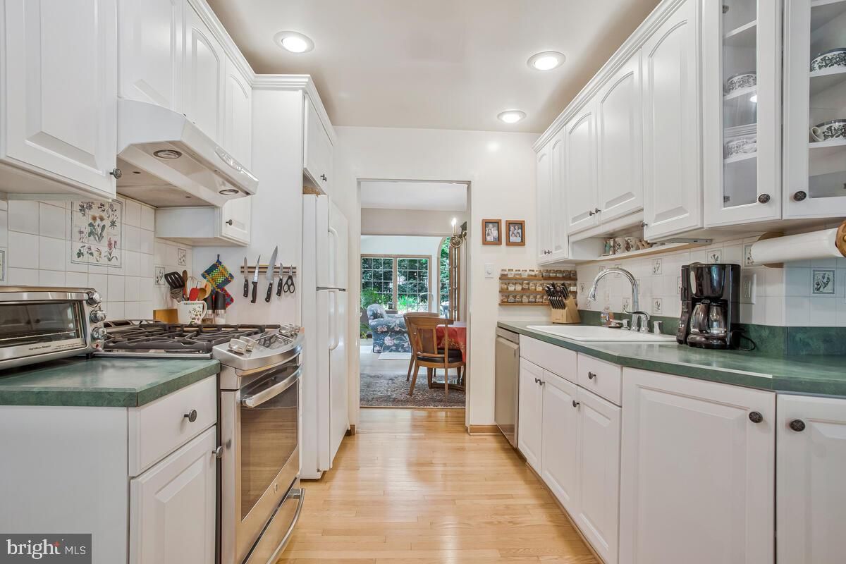 Dining room, Interior, Kitchen, Recessed Lighting, Stainless Steel Appliances, Wood Texture Flooring