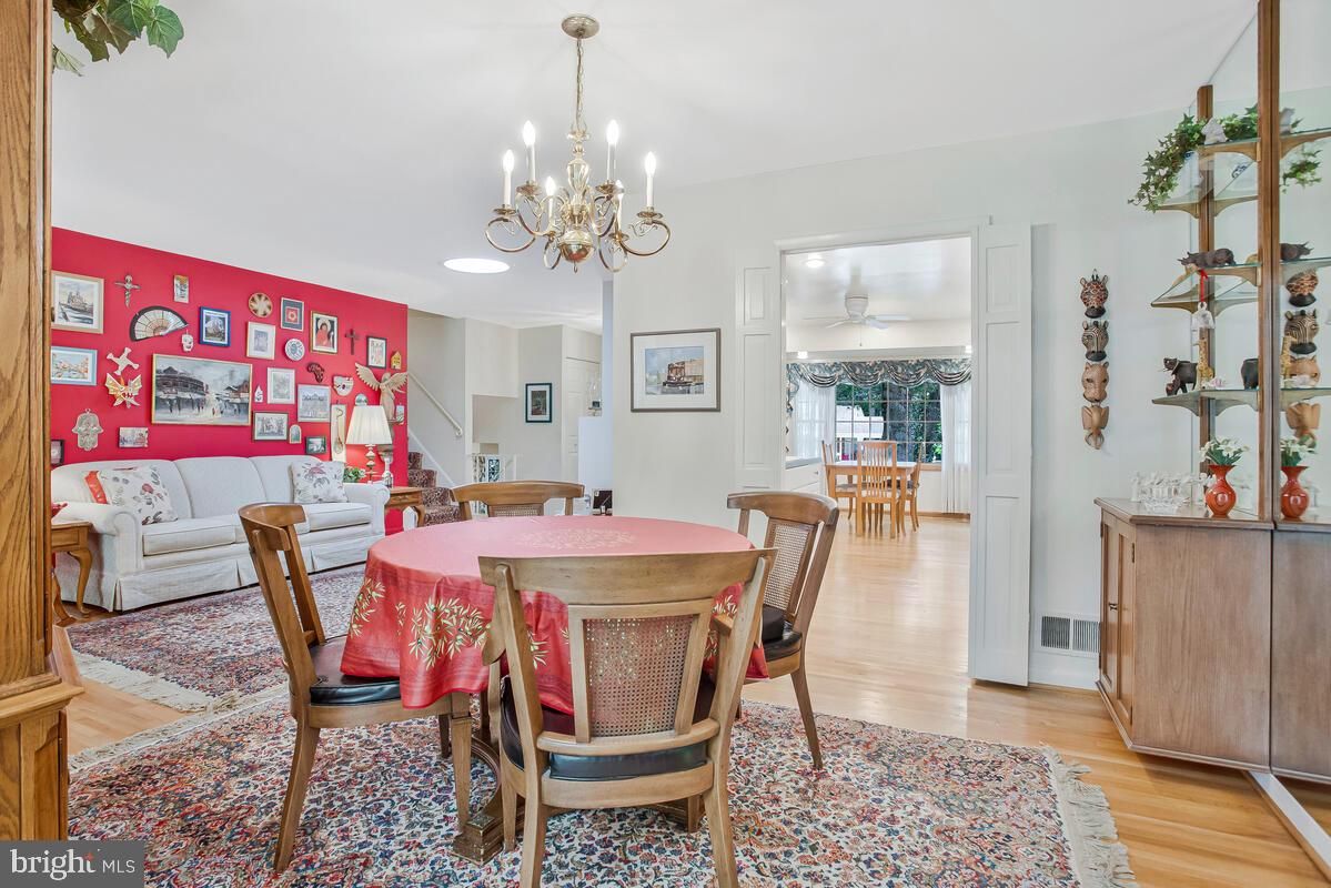 Chandelier, Dining room, Interior, Living room, Recessed Lighting, Wood Texture Flooring