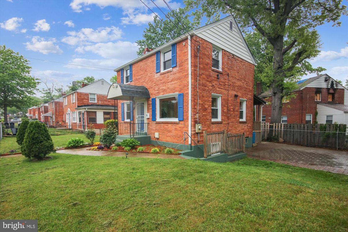 Backyard, Exterior, Facade, Brick Facade, Cape Cod