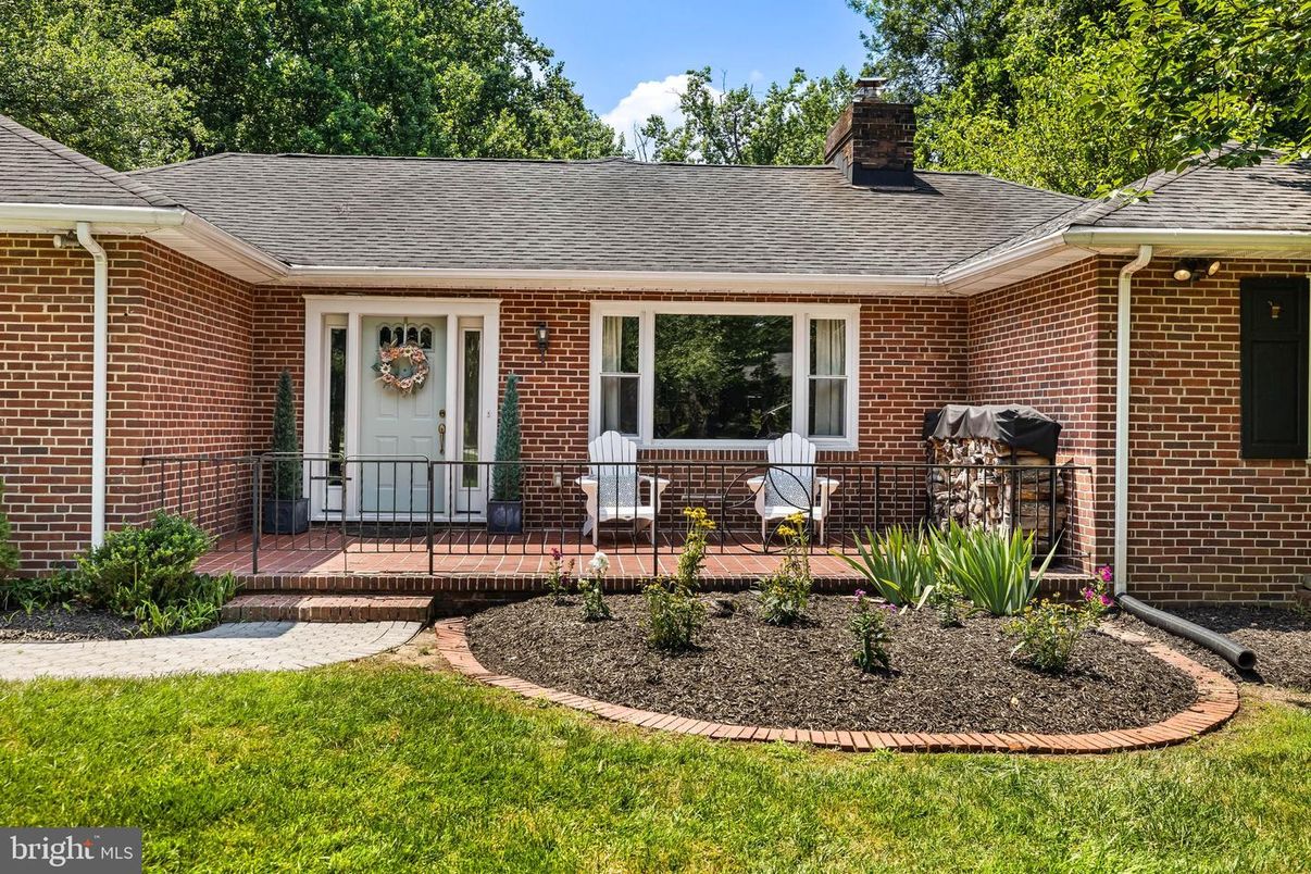 Exterior, Facade, Brick Facade, Cape Cod