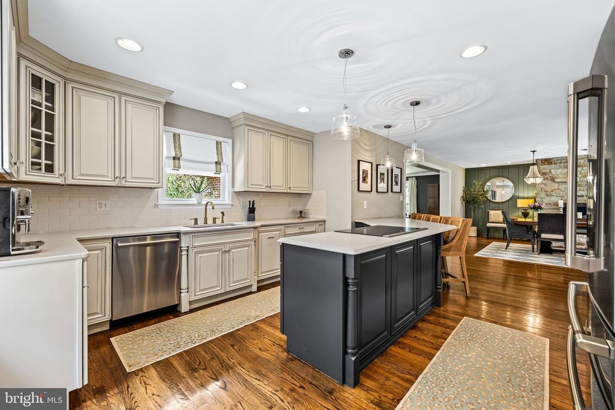 Dining room, Interior, Kitchen, Pendant Lights, Recessed Lighting, Stainless Steel Appliances, Wood Texture Flooring