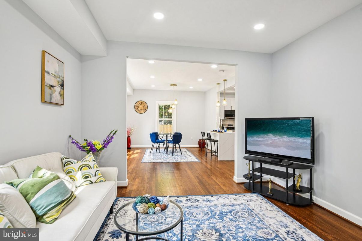 Dining room, Interior, Living room, Pendant Lights, Recessed Lighting, Wood Texture Flooring