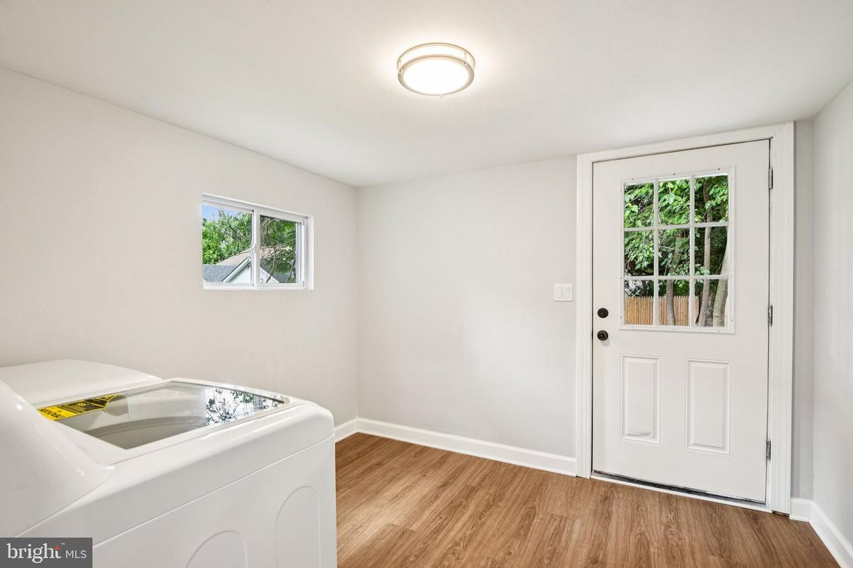 Interior, Washer, Wood Texture Flooring