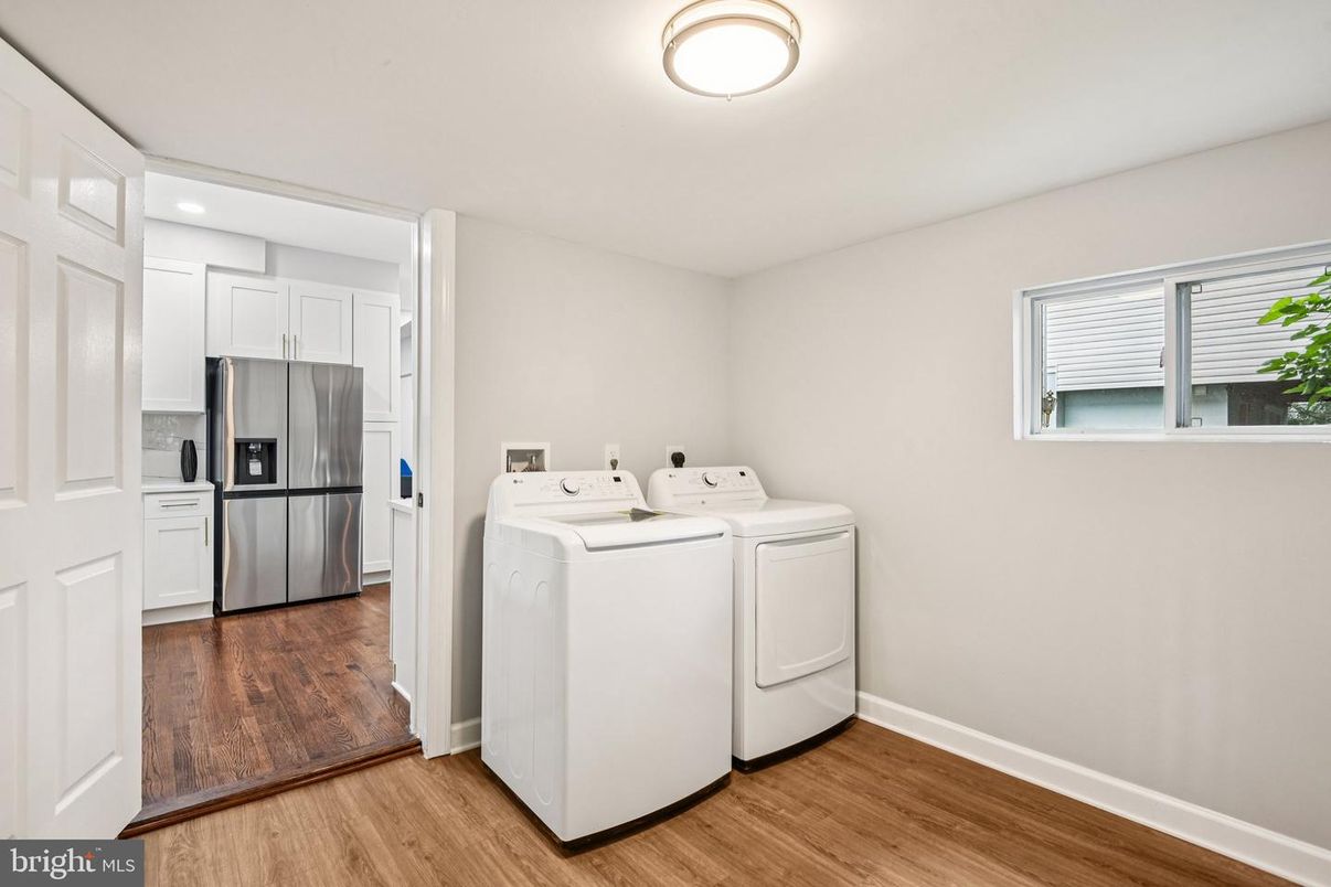 Interior, Recessed Lighting, Washer, Wood Texture Flooring