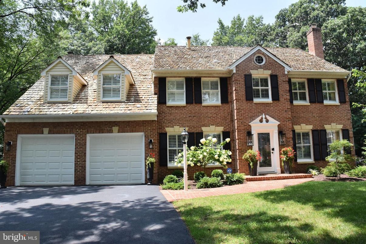 Attached, Exterior, Facade, Brick Facade, Georgian