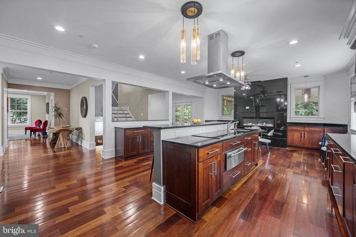 Fireplace, Interior, Kitchen, Pendant Lights, Recessed Lighting, Wood Texture Flooring