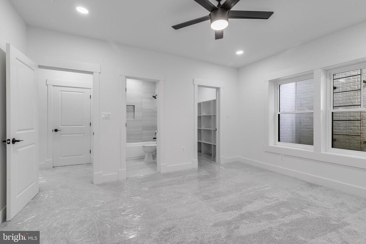 Bathroom, Empty room, Interior, Recessed Lighting