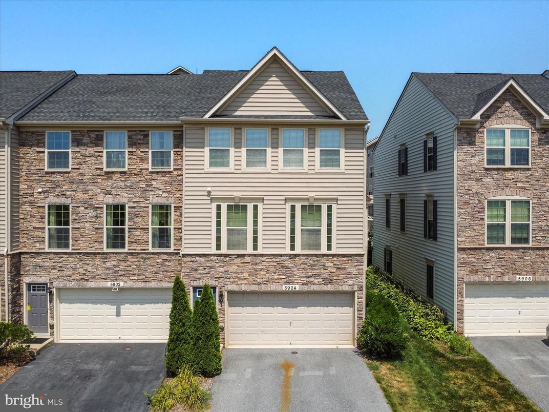 Attached, Exterior, Facade, Rowhouse