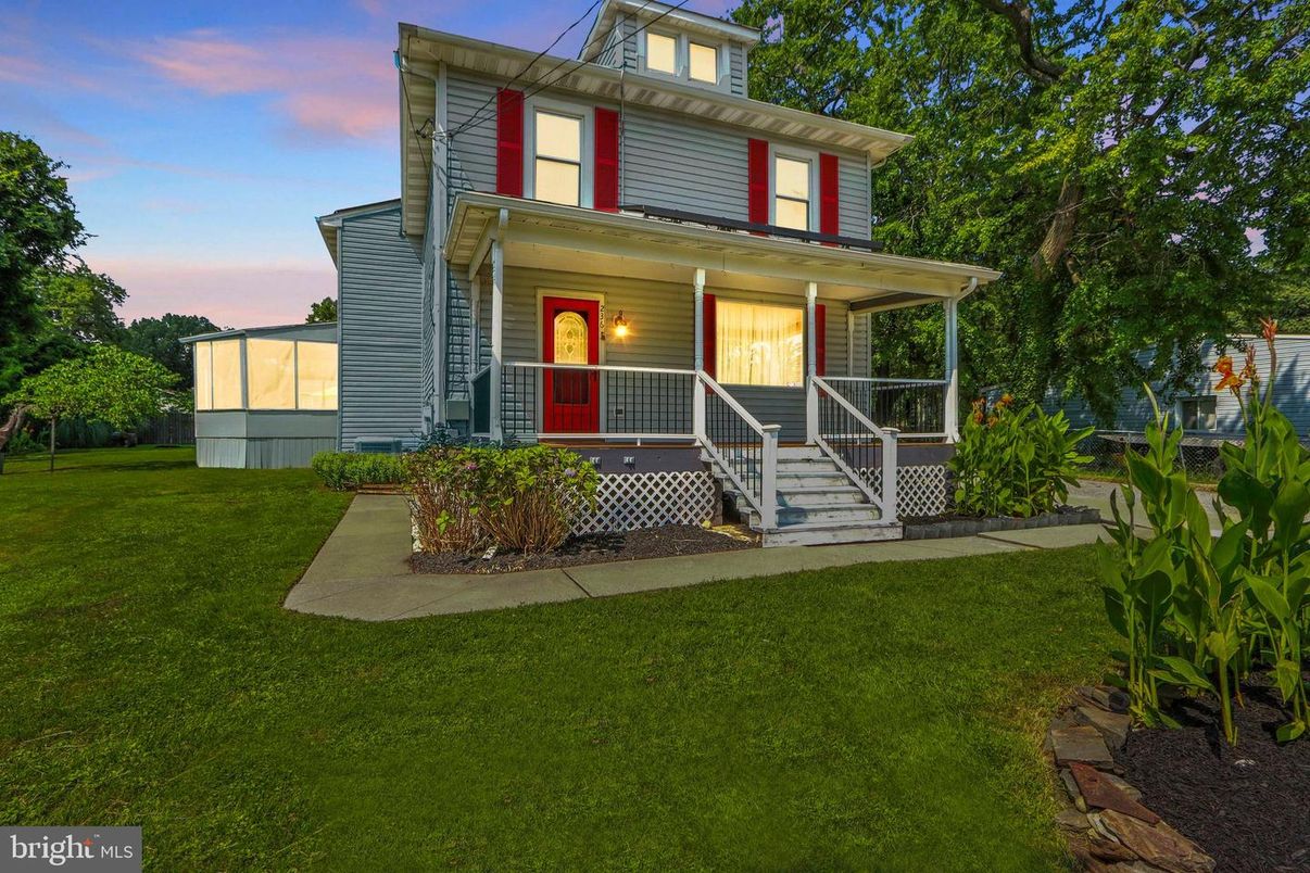 Backyard, Exterior, Facade, American Foursquare