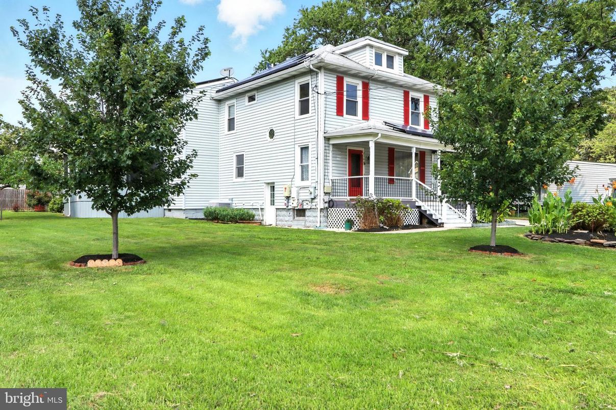 Backyard, Exterior, Facade, Solar Panels, American Foursquare