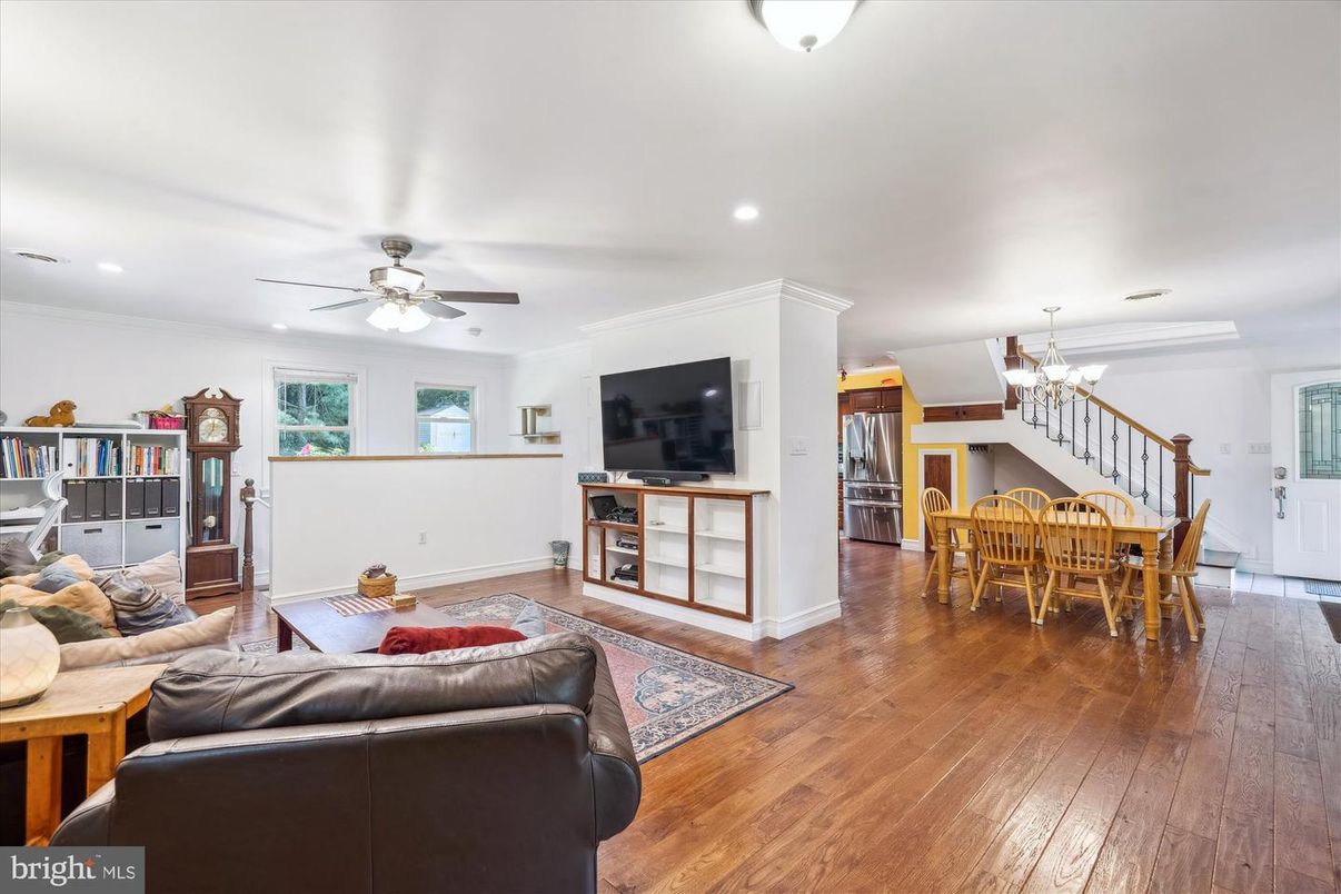 Chandelier, Dining room, Interior, Living room, Recessed Lighting, Wood Texture Flooring