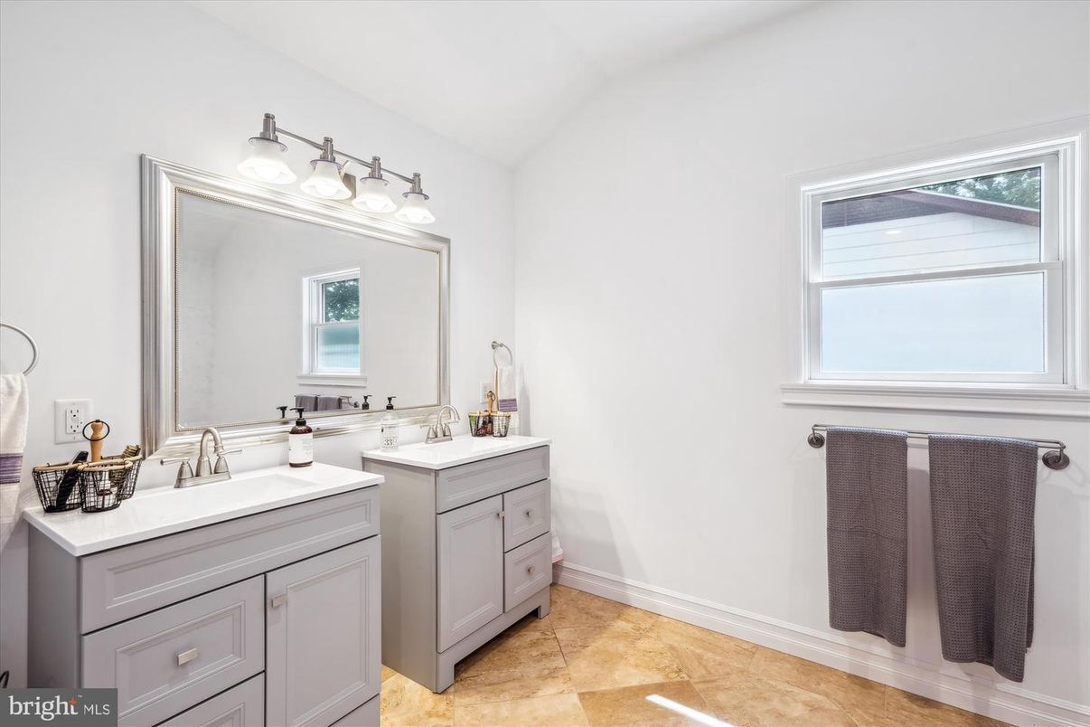 Bathroom, Dual Sink Vanities, Interior
