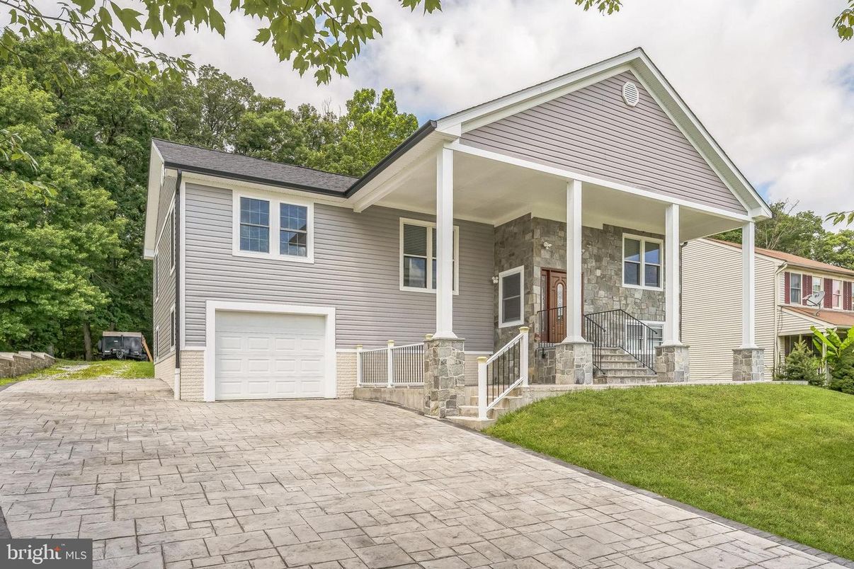 Attached, Exterior, Facade, American Craftsman