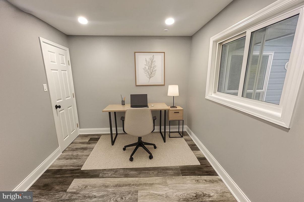 Home Office, Interior, Recessed Lighting, Wood Texture Flooring