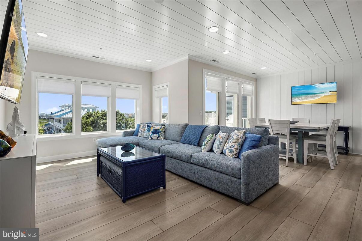 Dining room, Interior, Living room, Recessed Lighting, Wood Texture Flooring