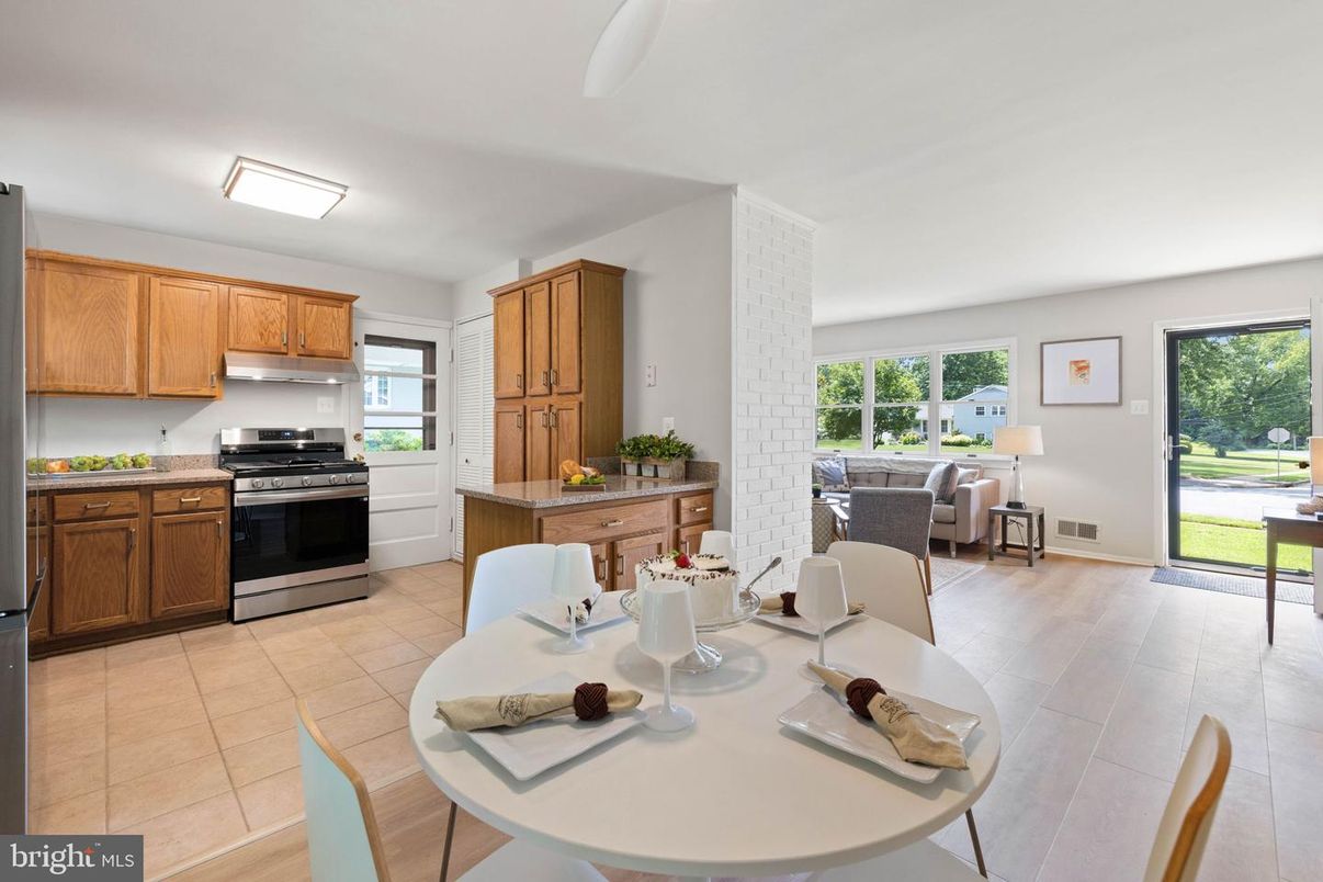 Dining room, Interior, Kitchen, Living room, Stainless Steel Appliances, Wood Texture Flooring