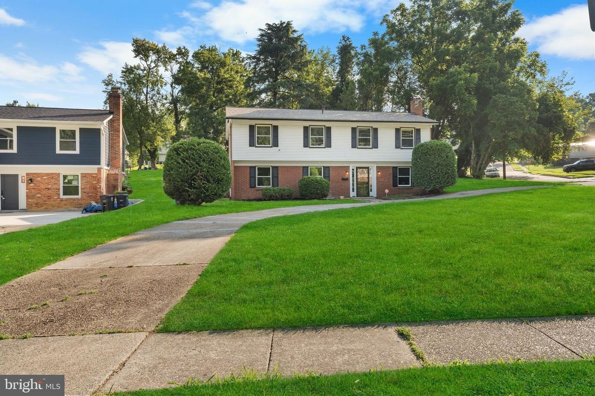 Exterior, Facade, Brick Facade, Raised Ranch