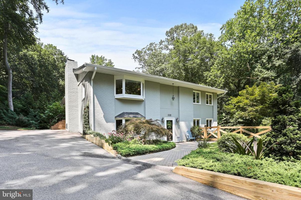 Exterior, Facade, Raised Ranch