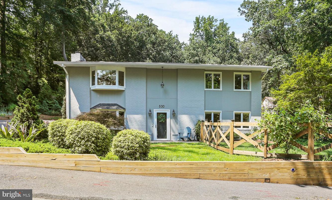 Exterior, Facade, Raised Ranch