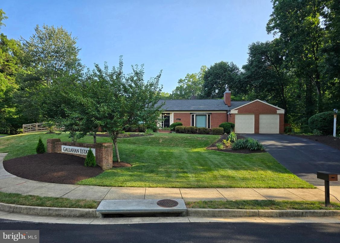 Attached, Exterior, Facade, Brick Facade, Ranch