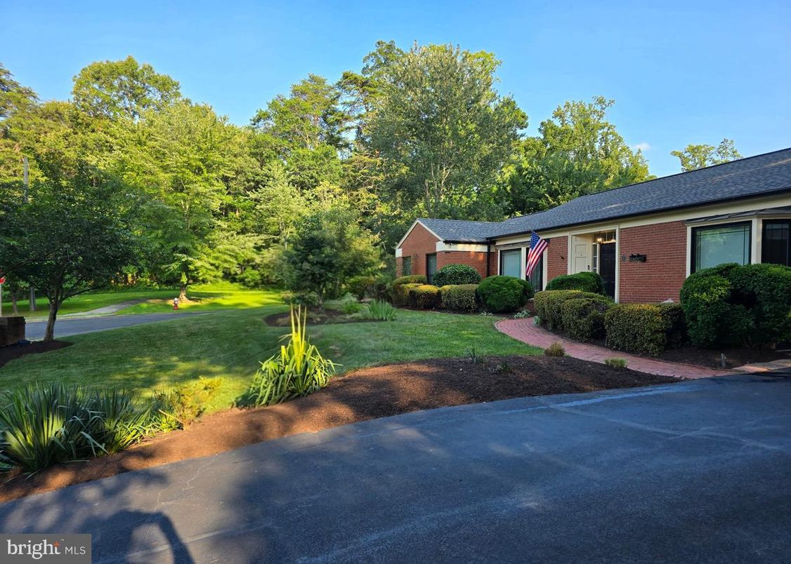 Exterior, Facade, Brick Facade, Ranch