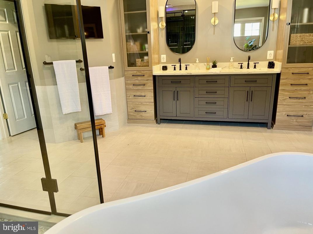 Bathroom, Dual Sink Vanities, Interior