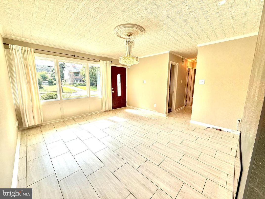 Chandelier, Empty room, Interior, Wood Texture Flooring
