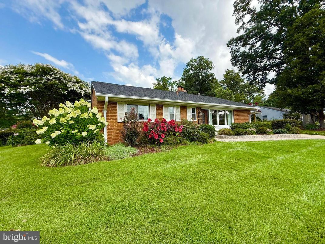 Backyard, Exterior, Facade, Brick Facade, Ranch