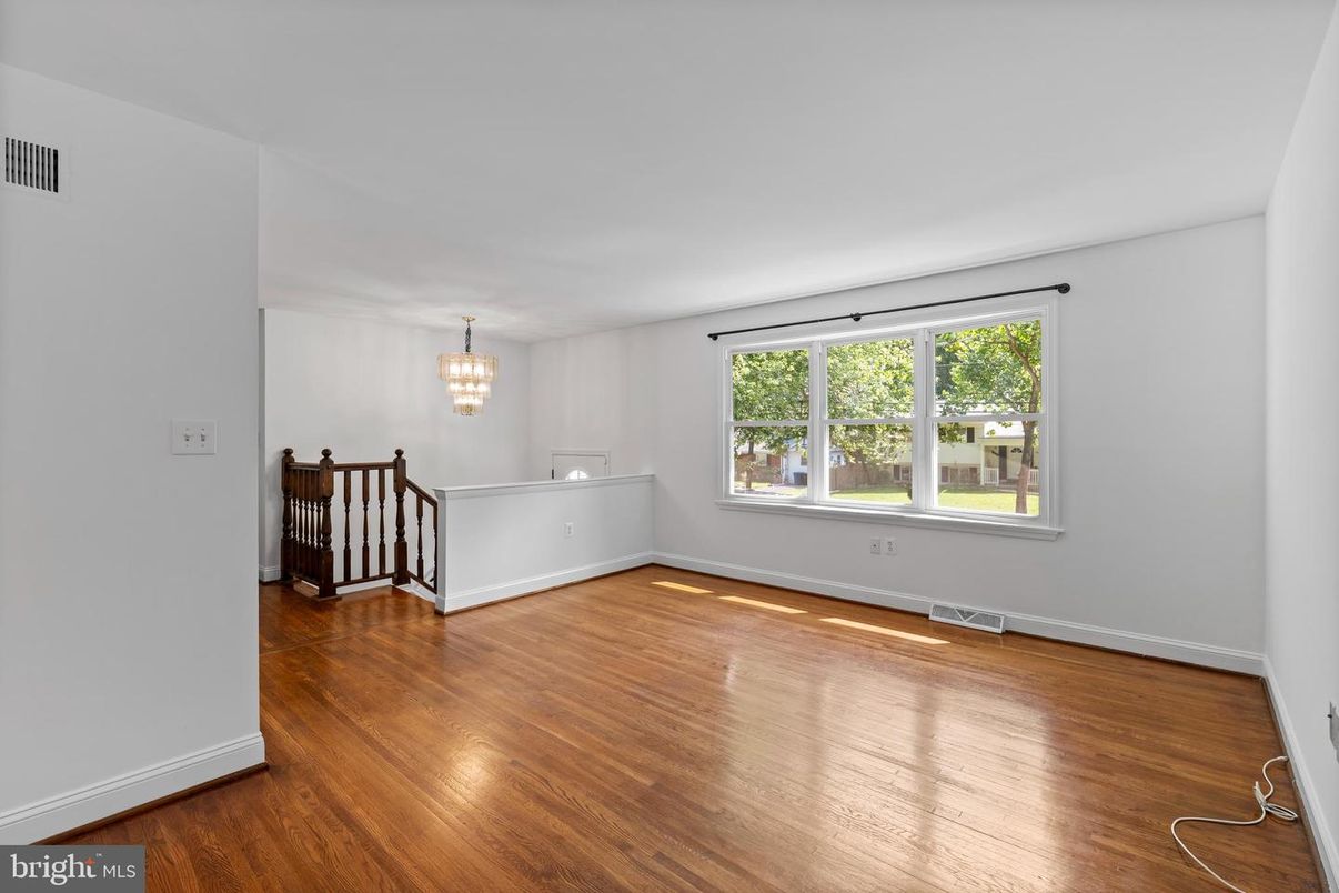 Chandelier, Empty room, Interior, Wood Texture Flooring