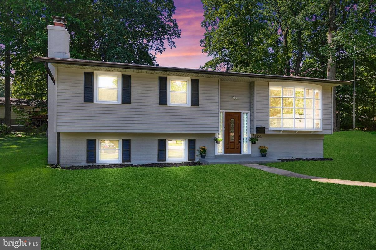 Exterior, Facade, Raised Ranch