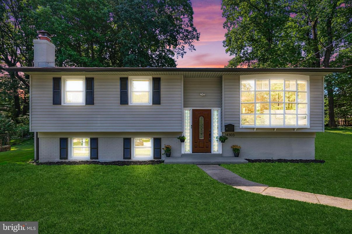 Exterior, Facade, Raised Ranch