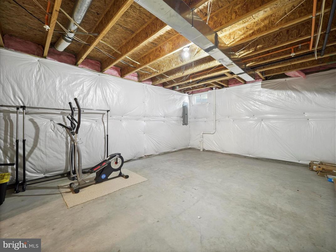 Garage, Interior, Wooden Beams