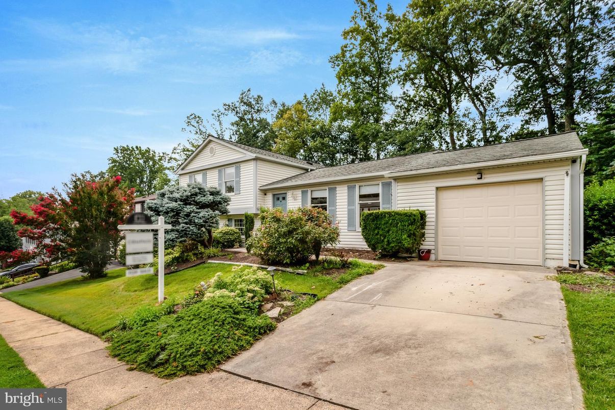 Attached, Exterior, Facade, Ranch