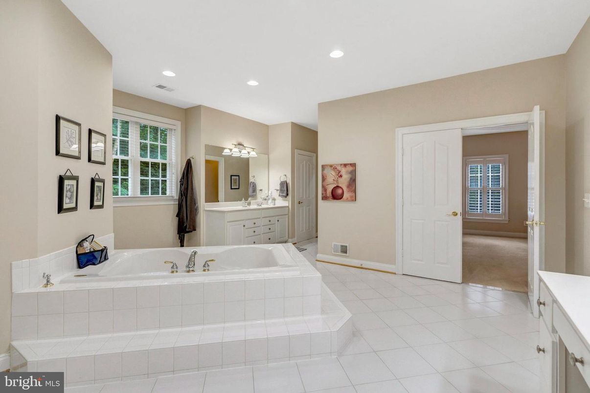 Bathroom, Interior, Recessed Lighting
